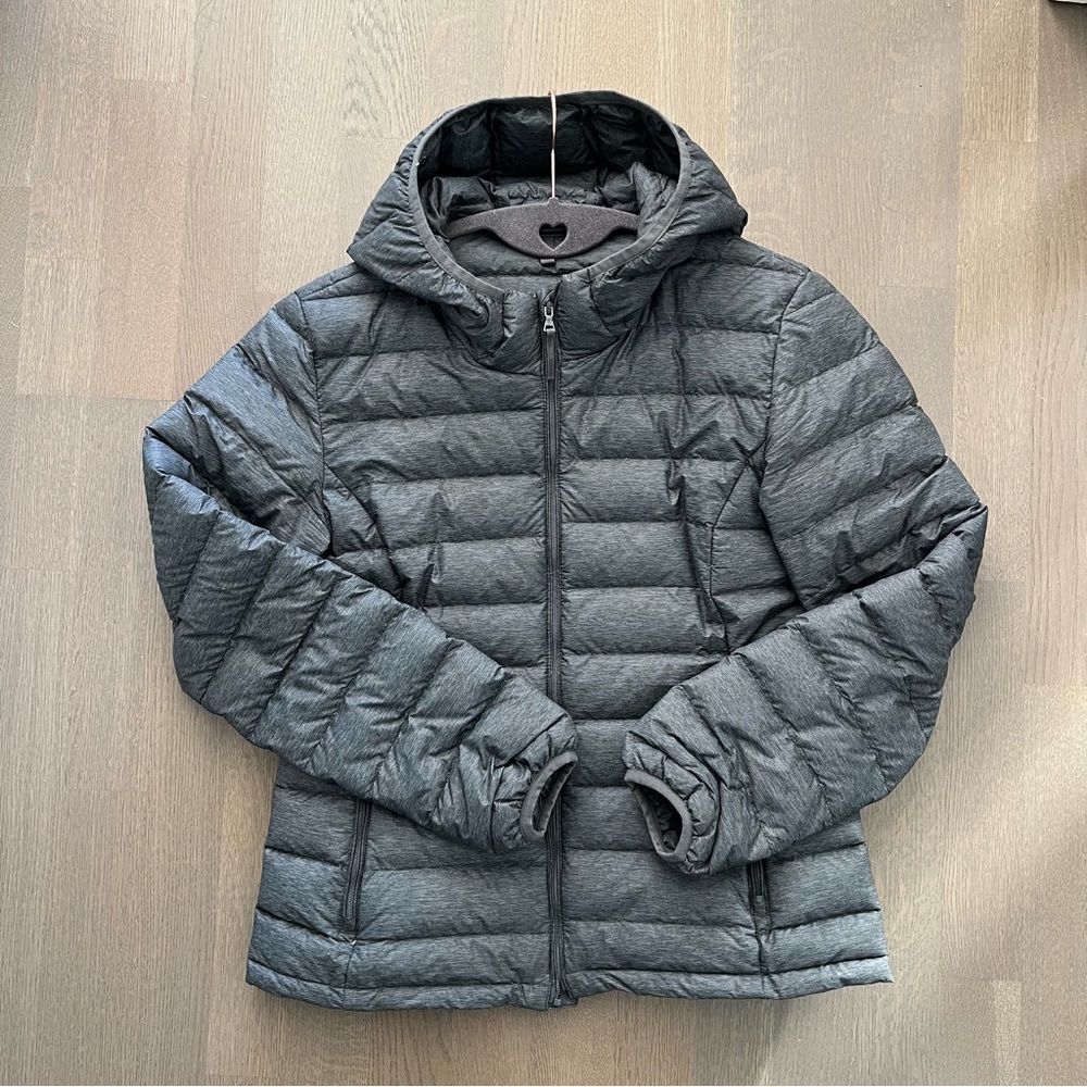TNA Women’s Botanie Super Light Packable Puffer Size Medium Greyish Black.